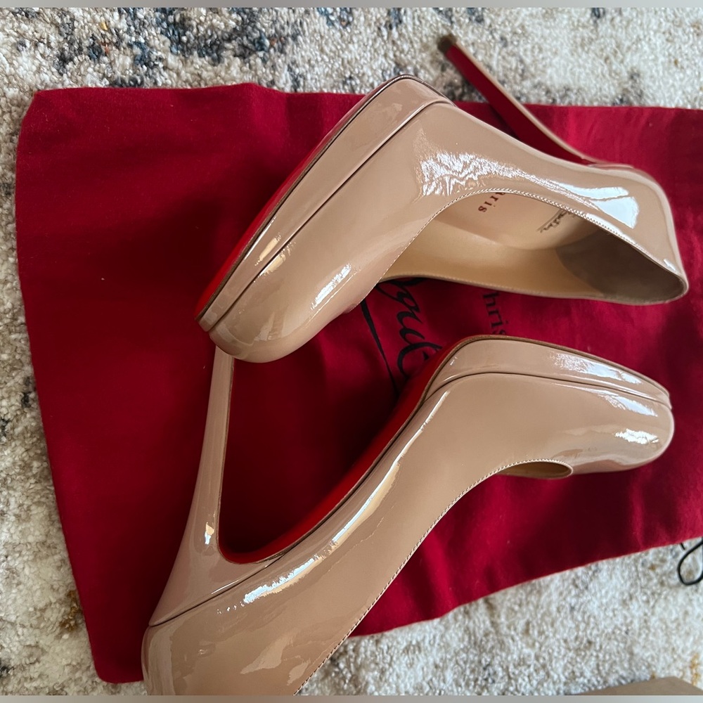 Brand new Christian Louboutin Simple Nude Pump